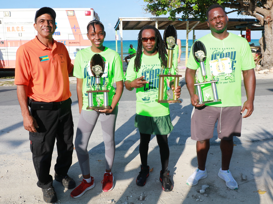 Los tres primeros clasificados en la división de Walker, de pie con Jaso Thompson de HACE (extremo izquierdo).  De izquierda a derecha: Jason Thompson, Shanicka Davis, Ross Bethel y Dwight Bethel.