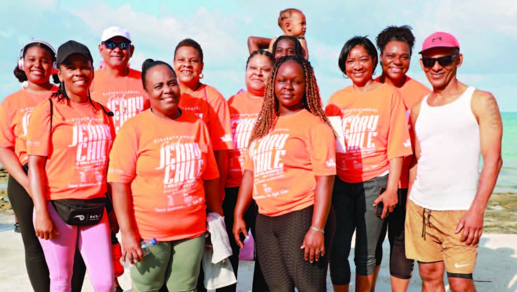 El contingente completo de The Cove Eleuthera salió para apoyar el CJC Rn-Walk de la mañana.  Los gerentes, Carlton Russell (tercero desde la izquierda) y Liz Russell (tercera desde la derecha) de pie con miembros de su equipo, junto con el Sr. Miska Clarke (a la derecha).