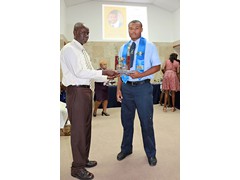 Mr. Kirkwood Cleare presenting to Lance Pelecanos(prefect) of the Class of 2016 - 490A7479