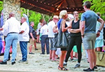 Eleuthera residents and second home owners socializing at the 2024
Ministry of Tourism’s Annual Winter Residents Reception, held at the Leon Levy Native Plant Preserve.